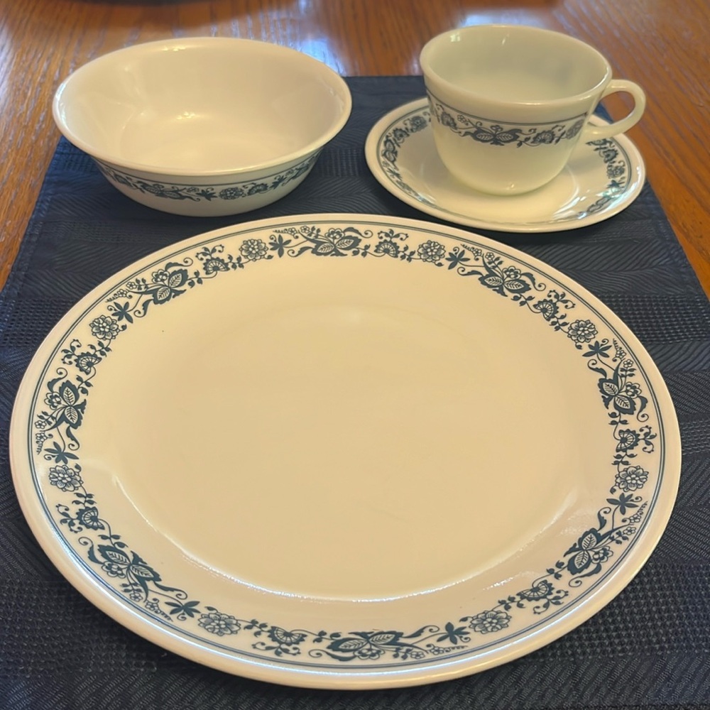CORELLE by Corning 4 piece PLACE SETTING with PYREX CUP: OLD TOWN BLUE ONION
